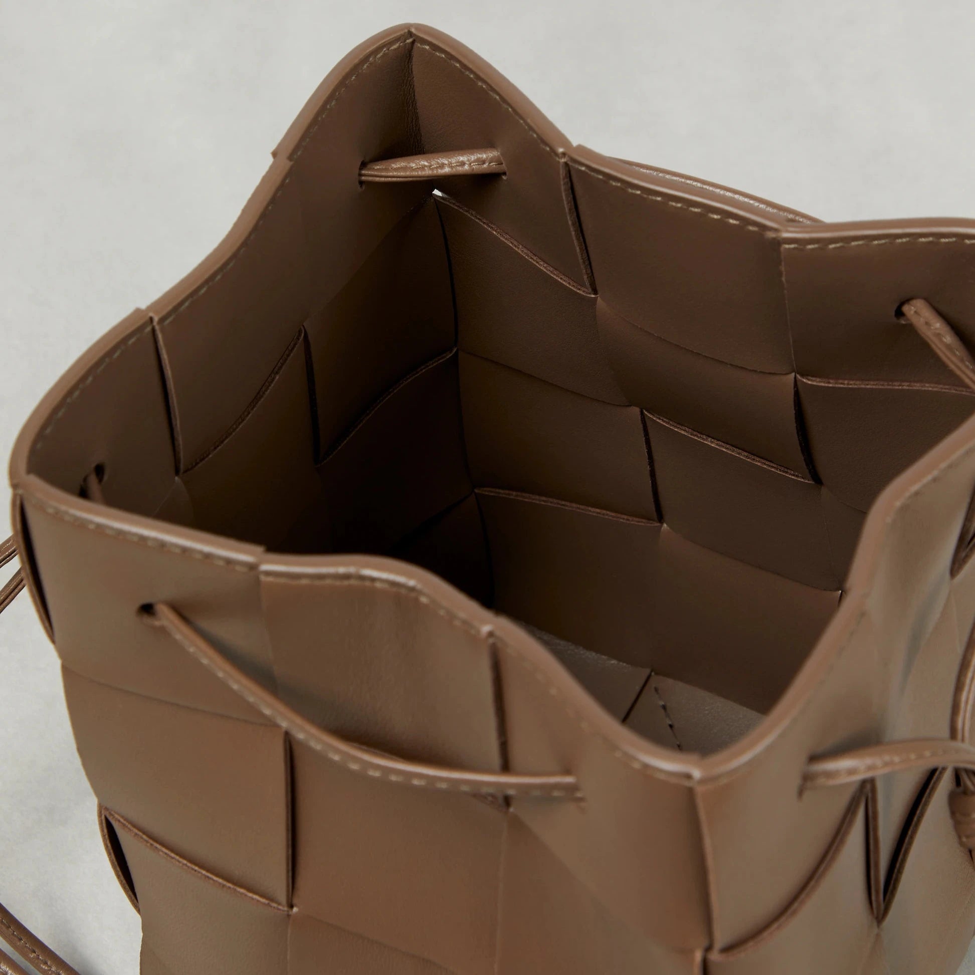 Bucket shoulder bag