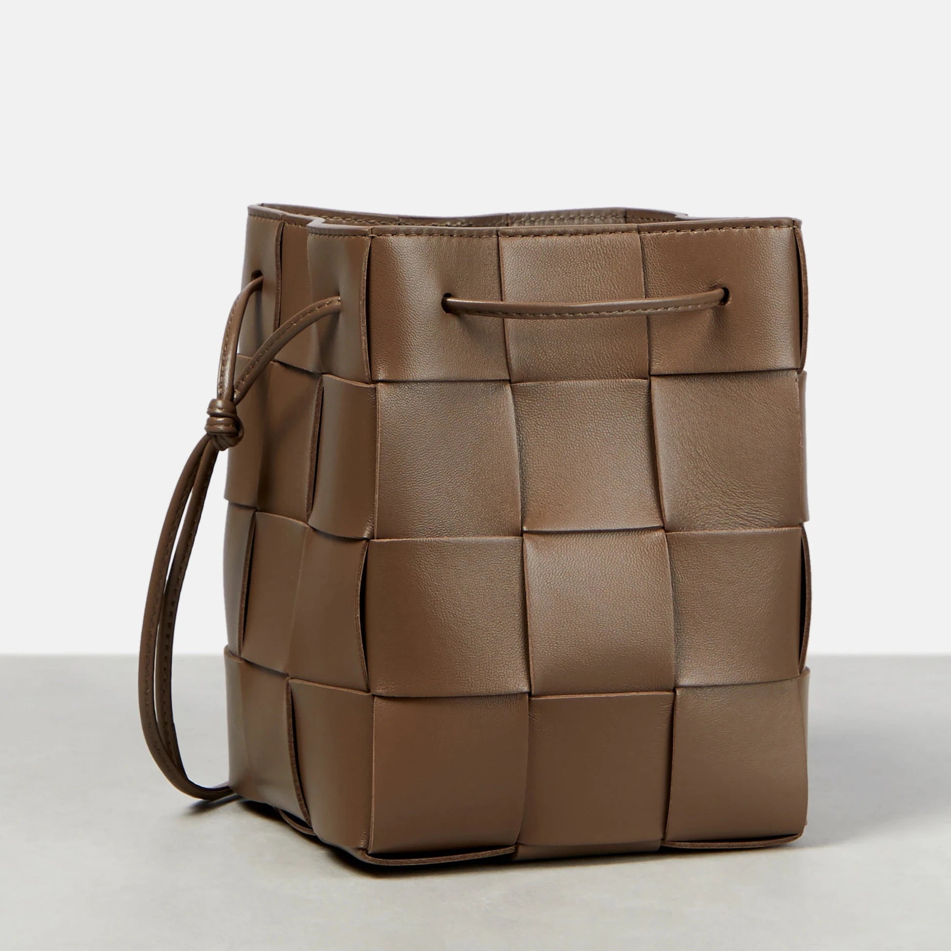 Bucket shoulder bag