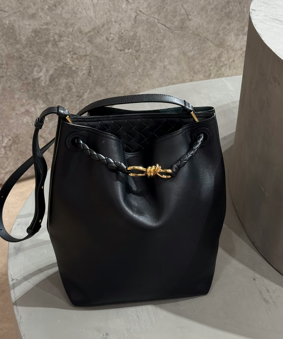 Commuter bucket bag