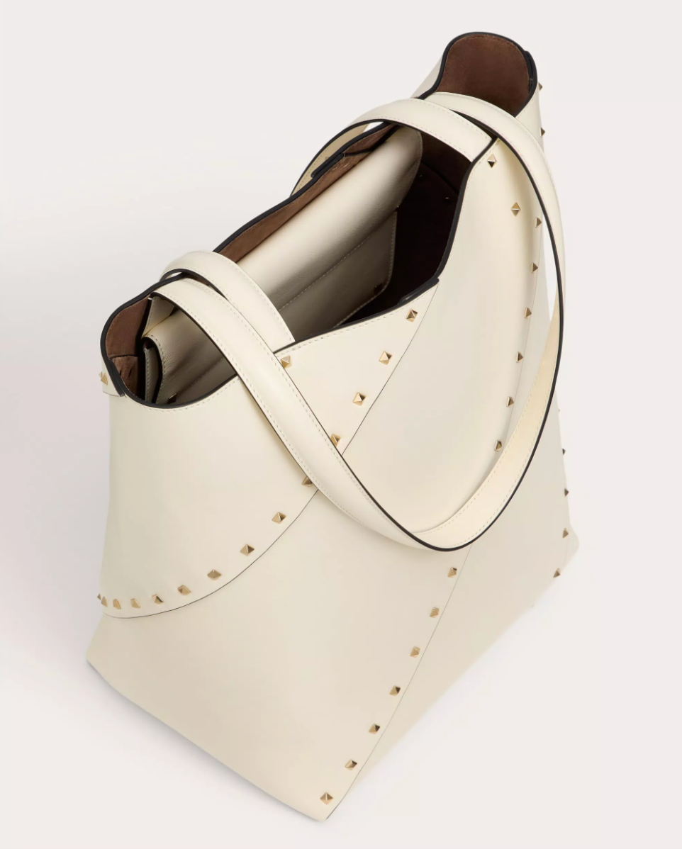 ROCKSTUD WISPY SHOPPING BAG IN CALFSKIN