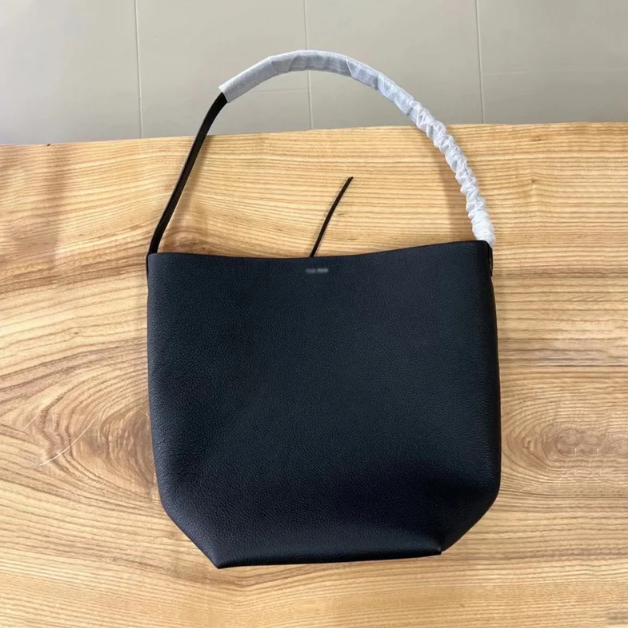 Belted tote black grain