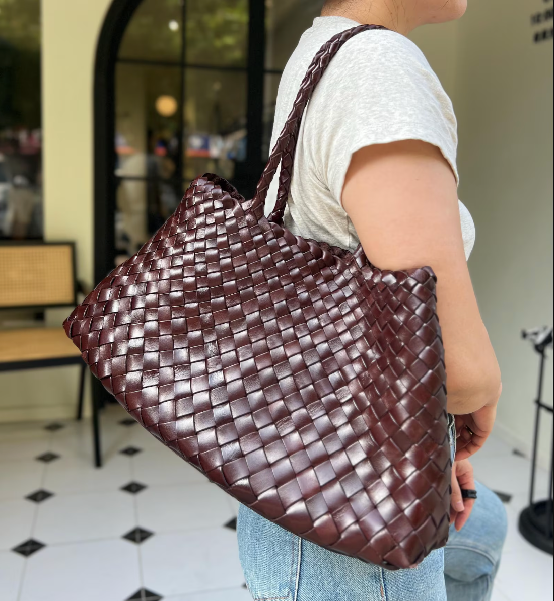 Retro hand-woven first-layer cowhide shoulder bag