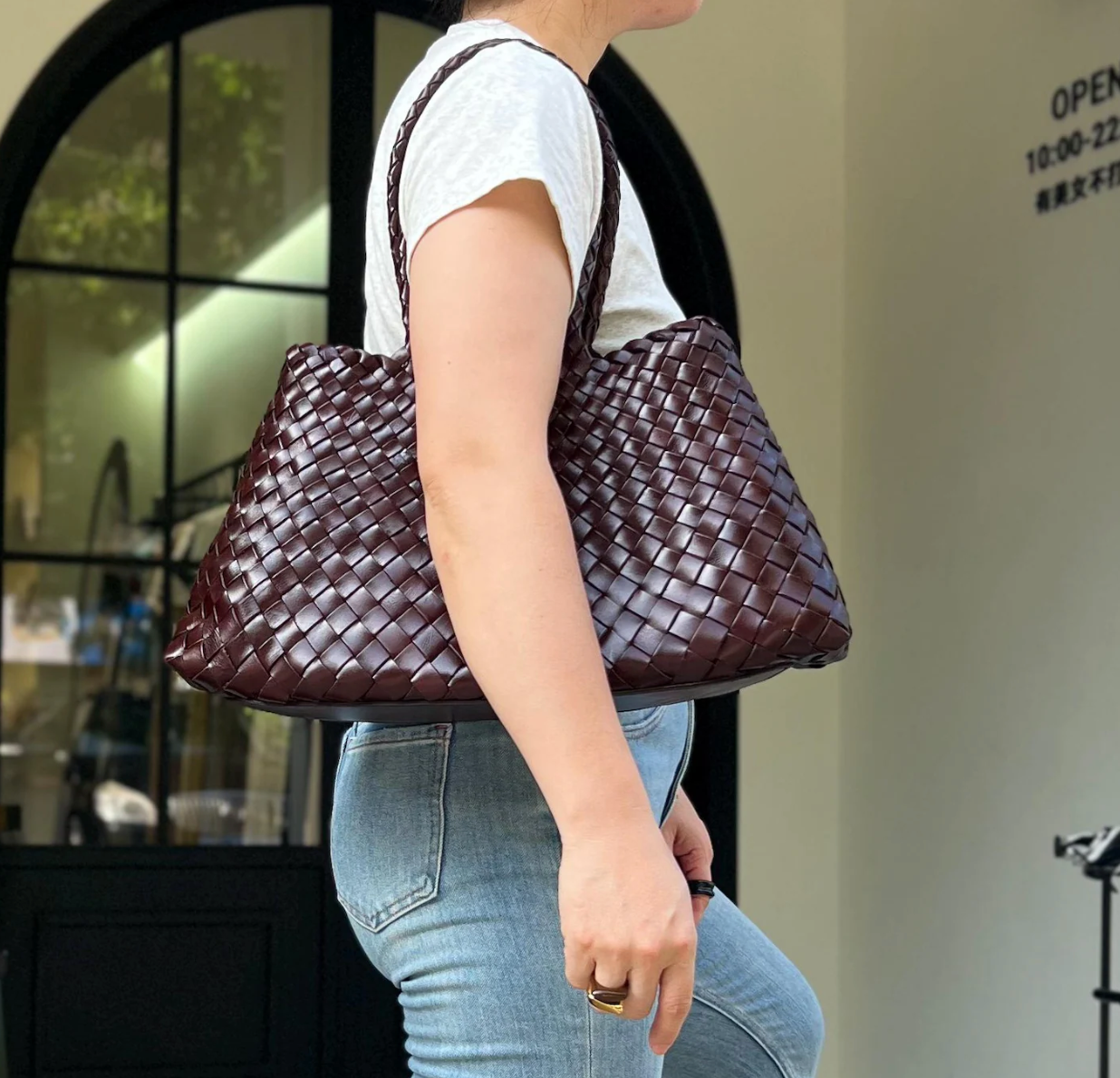 Retro hand-woven first-layer cowhide shoulder bag