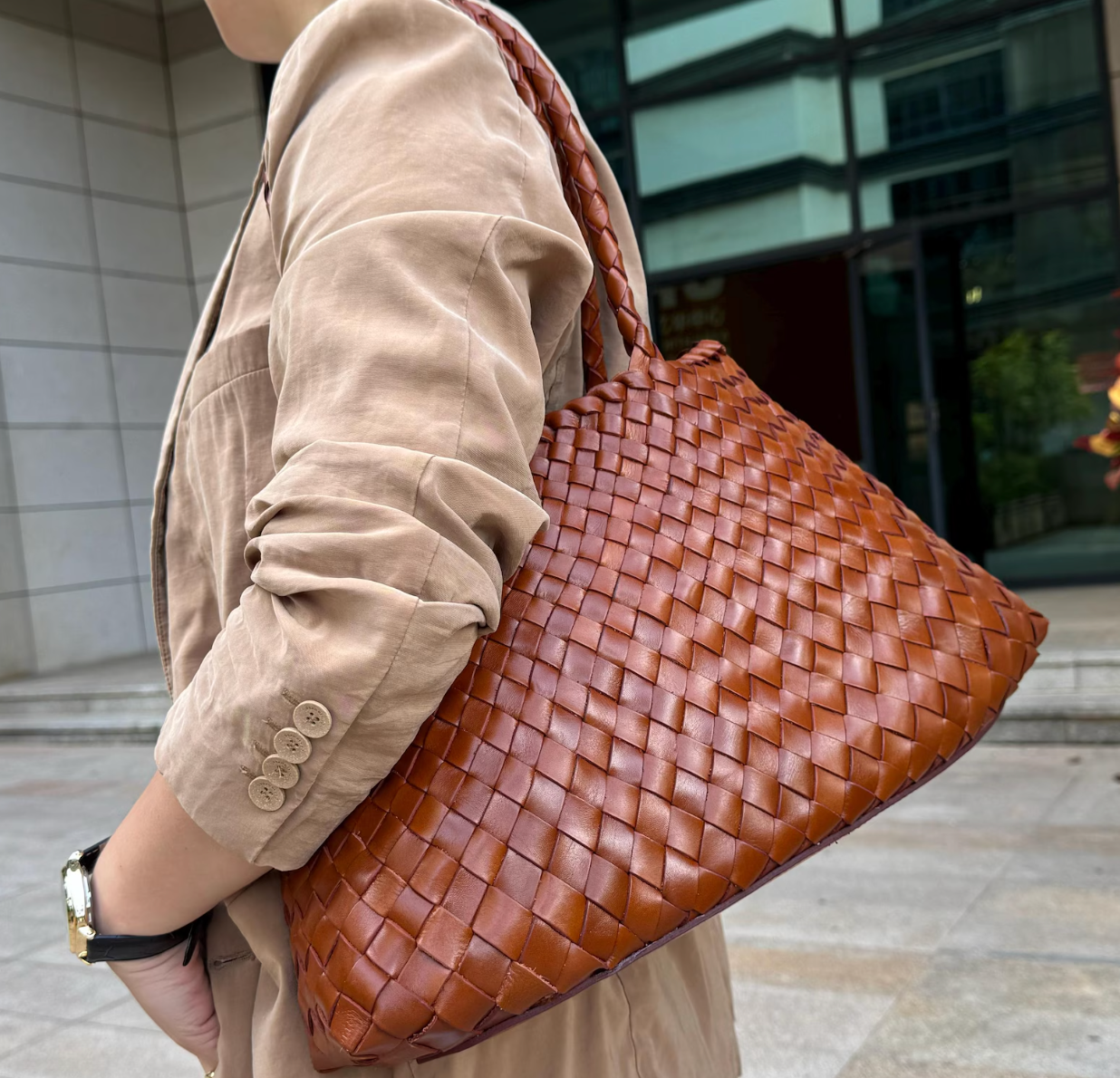 Retro hand-woven first-layer cowhide shoulder bag