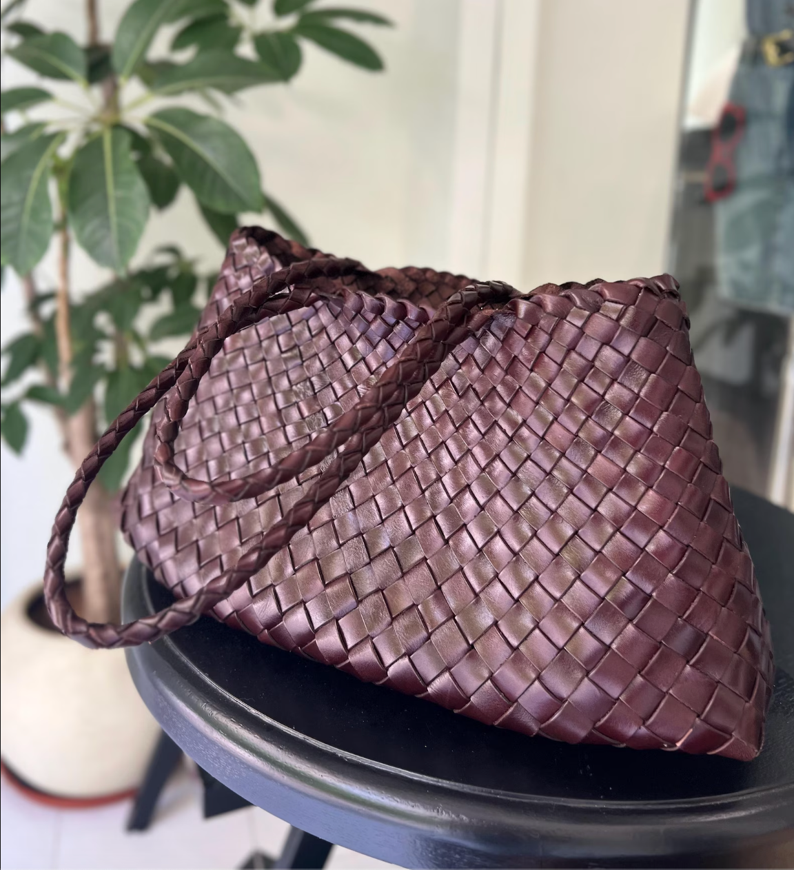 Retro hand-woven first-layer cowhide shoulder bag