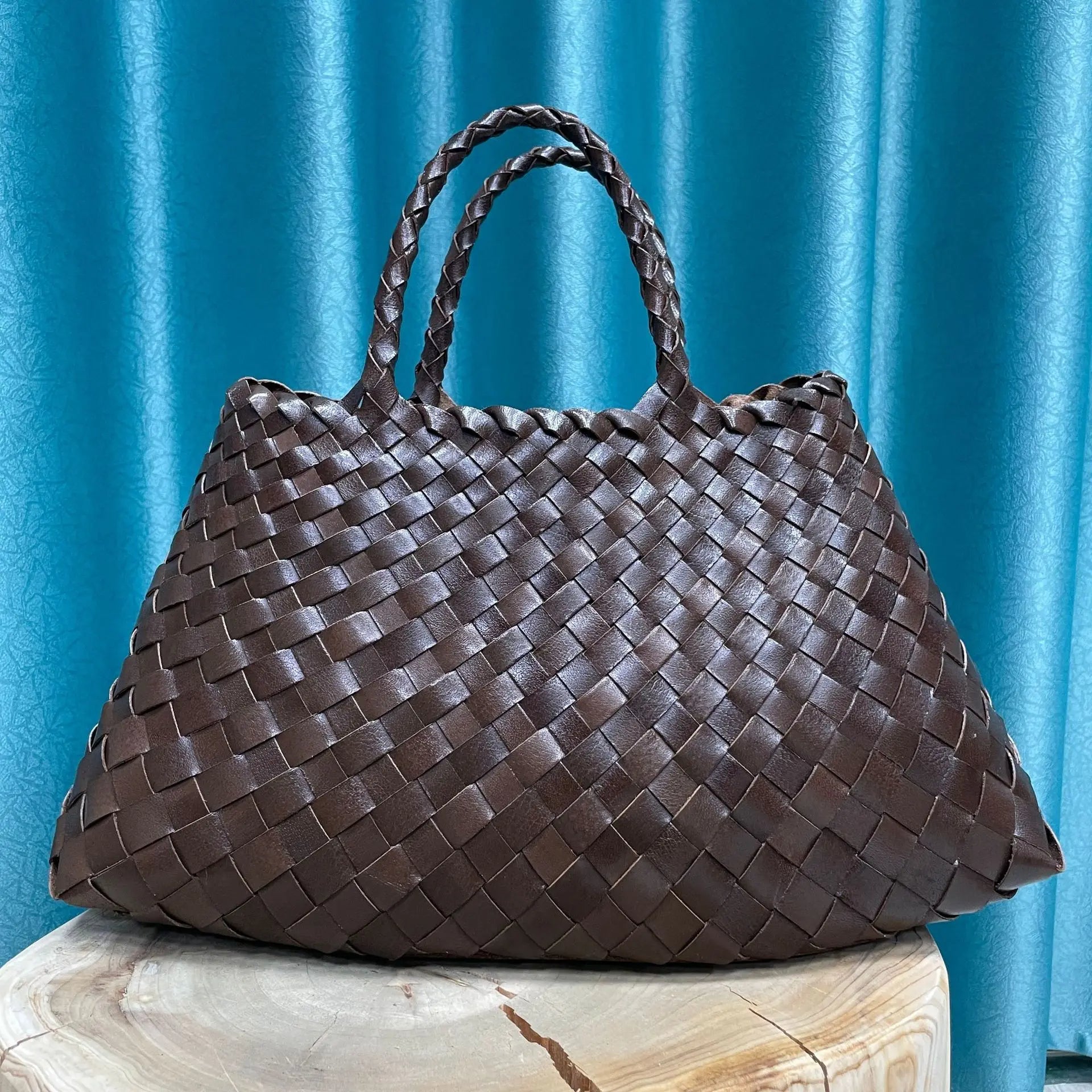 Retro hand-woven first-layer cowhide shoulder bag